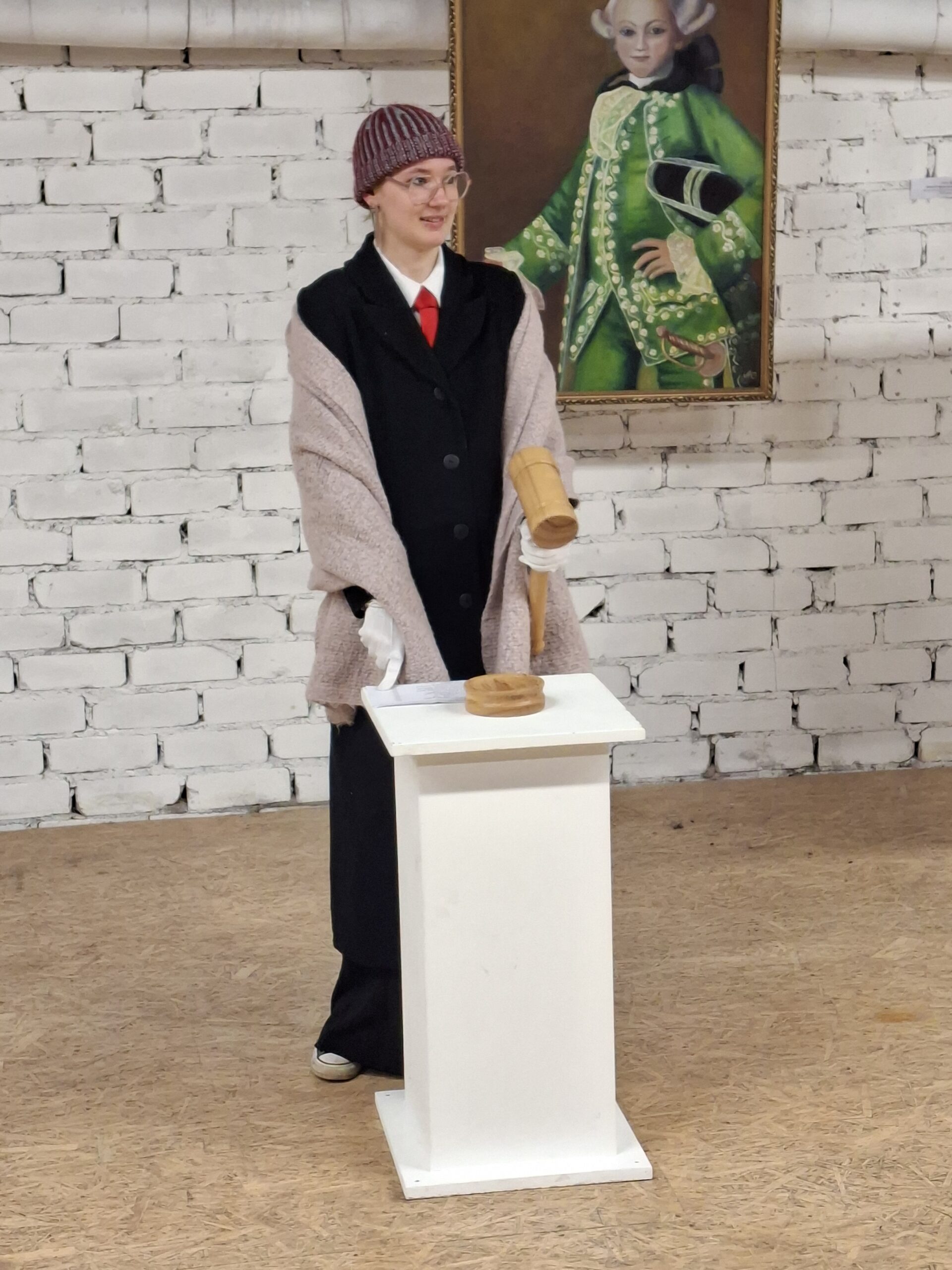 Oksjonil paugutas haamrit Violetta Allik. Foto Raimo Metsamärt