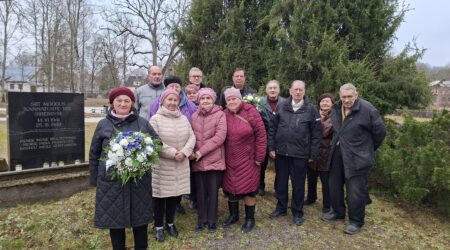 25. märtsil toimusid mälestusminutid ka Põltsamaal. Mee- nutati ülekohtuselt Siberisse küüditatud inimesi ja asetati mälestuskivi juurde küünlad ja lilled. Foto Raimo Metsamärt
