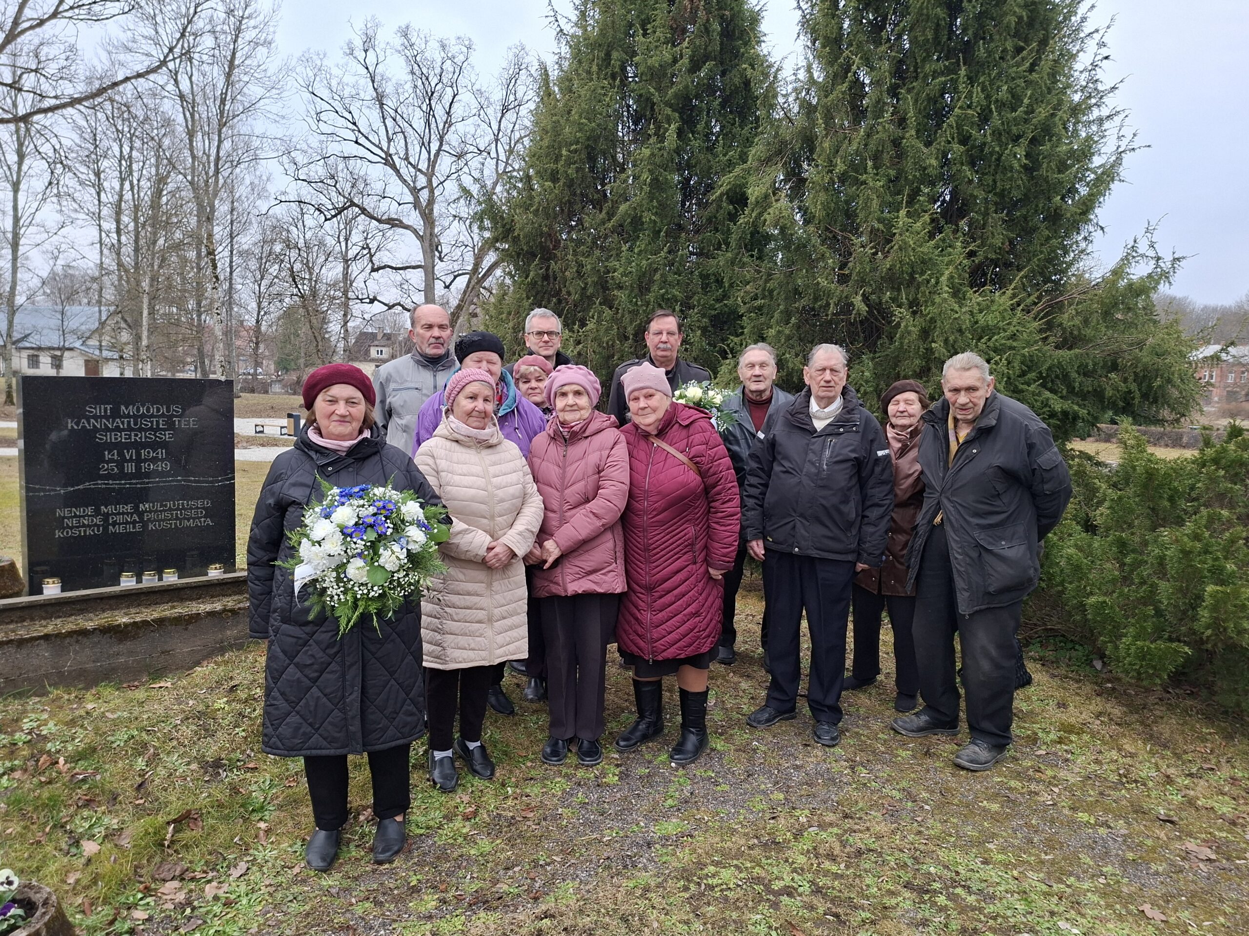 25. märtsil toimusid mälestusminutid ka Põltsamaal. Mee- nutati ülekohtuselt Siberisse küüditatud inimesi ja asetati mälestuskivi juurde küünlad ja lilled. Foto Raimo Metsamärt