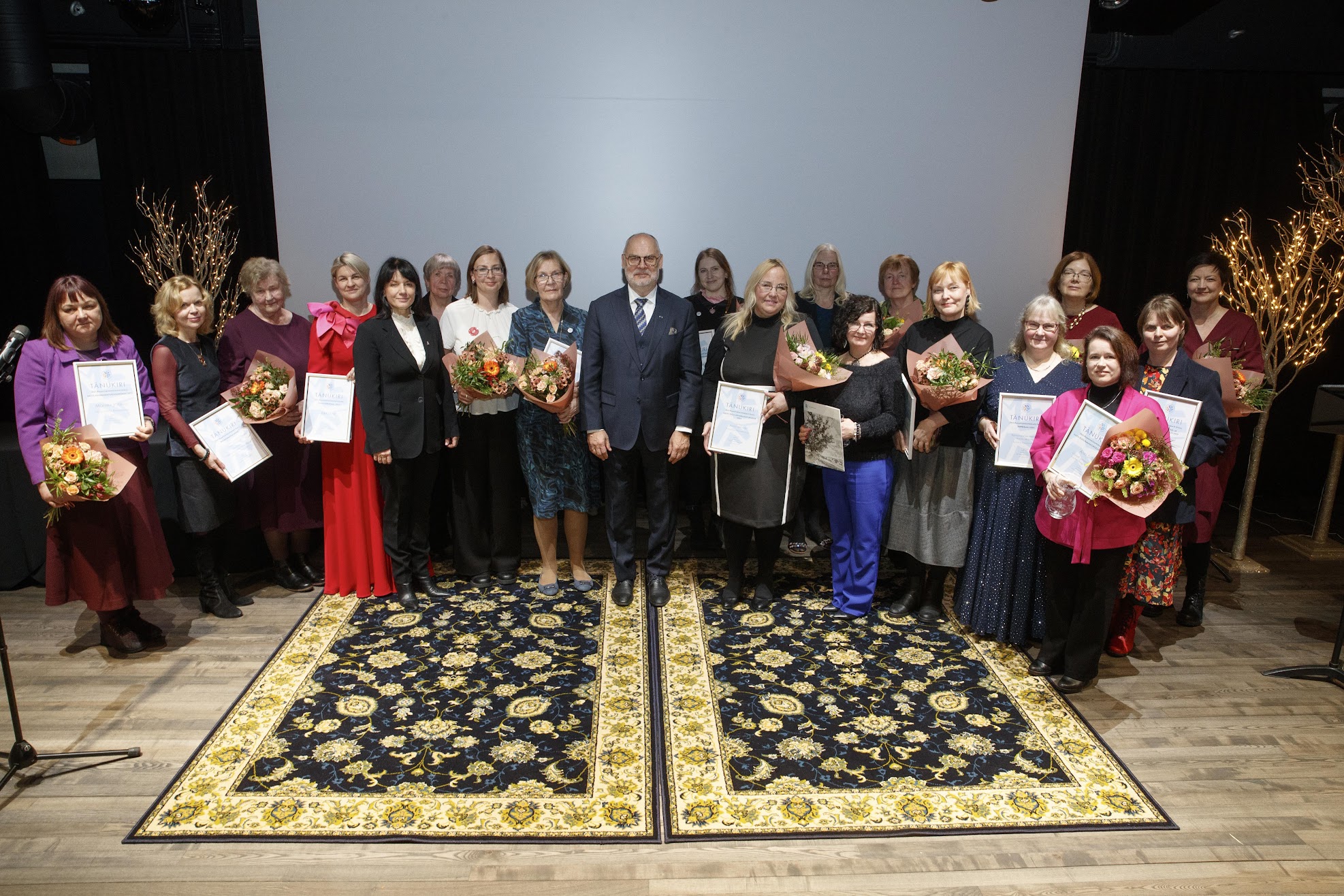 Tunnustuse pälvinud raamatukoguhoidjad president Alar Karisega ühispildil. Foto Teet Malsroos