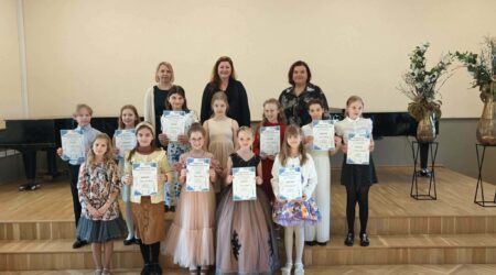 II vanusegrupi mängijad koos žüriiga. Foto Põltsamaa Muusikakool