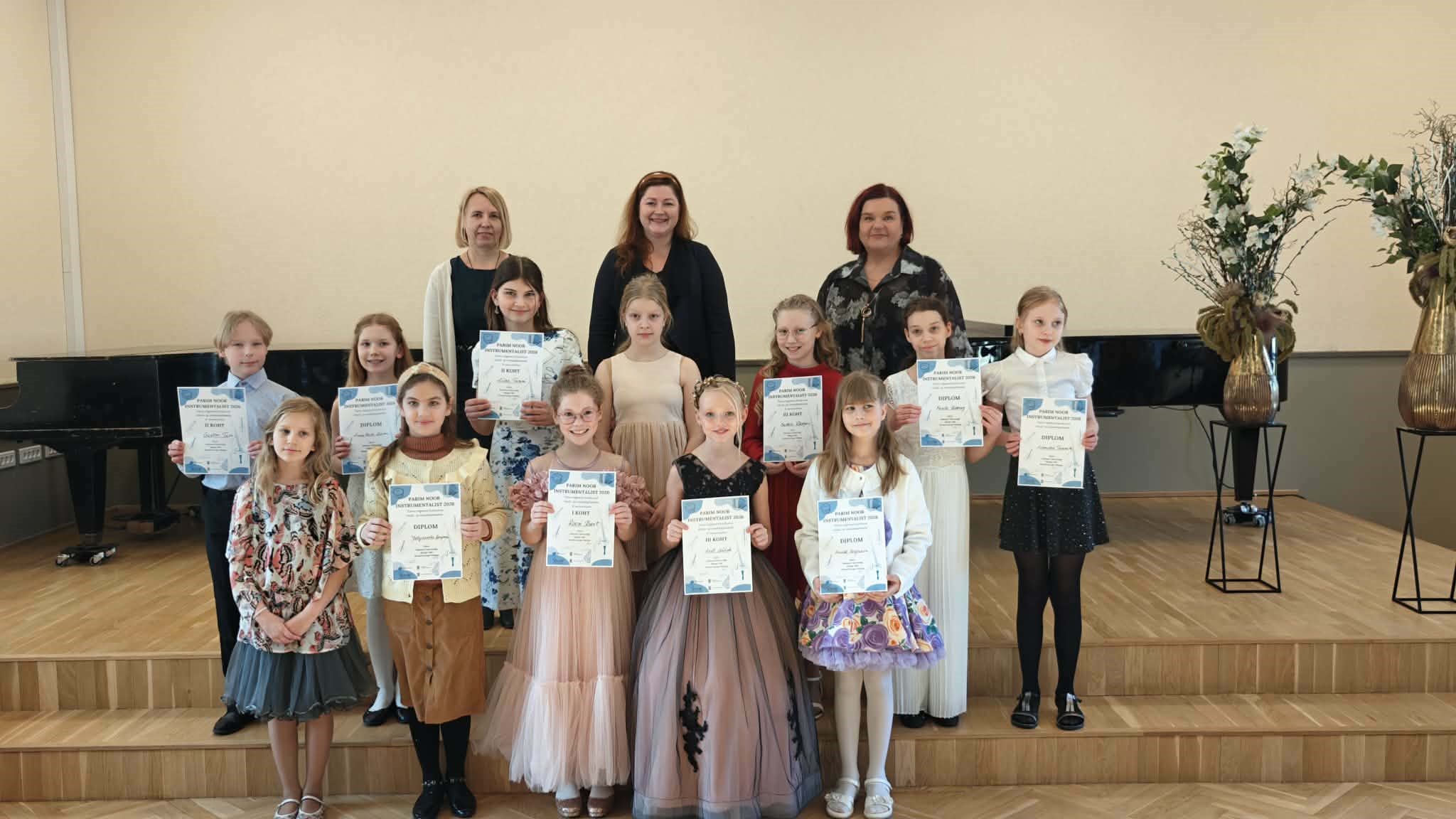 II vanusegrupi mängijad koos žüriiga. Foto Põltsamaa Muusikakool
