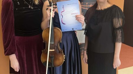 Õpetaja Hiie Taks, Emma Meidla ja kontsertmeister Anife Ablialimova. Foto erakogu