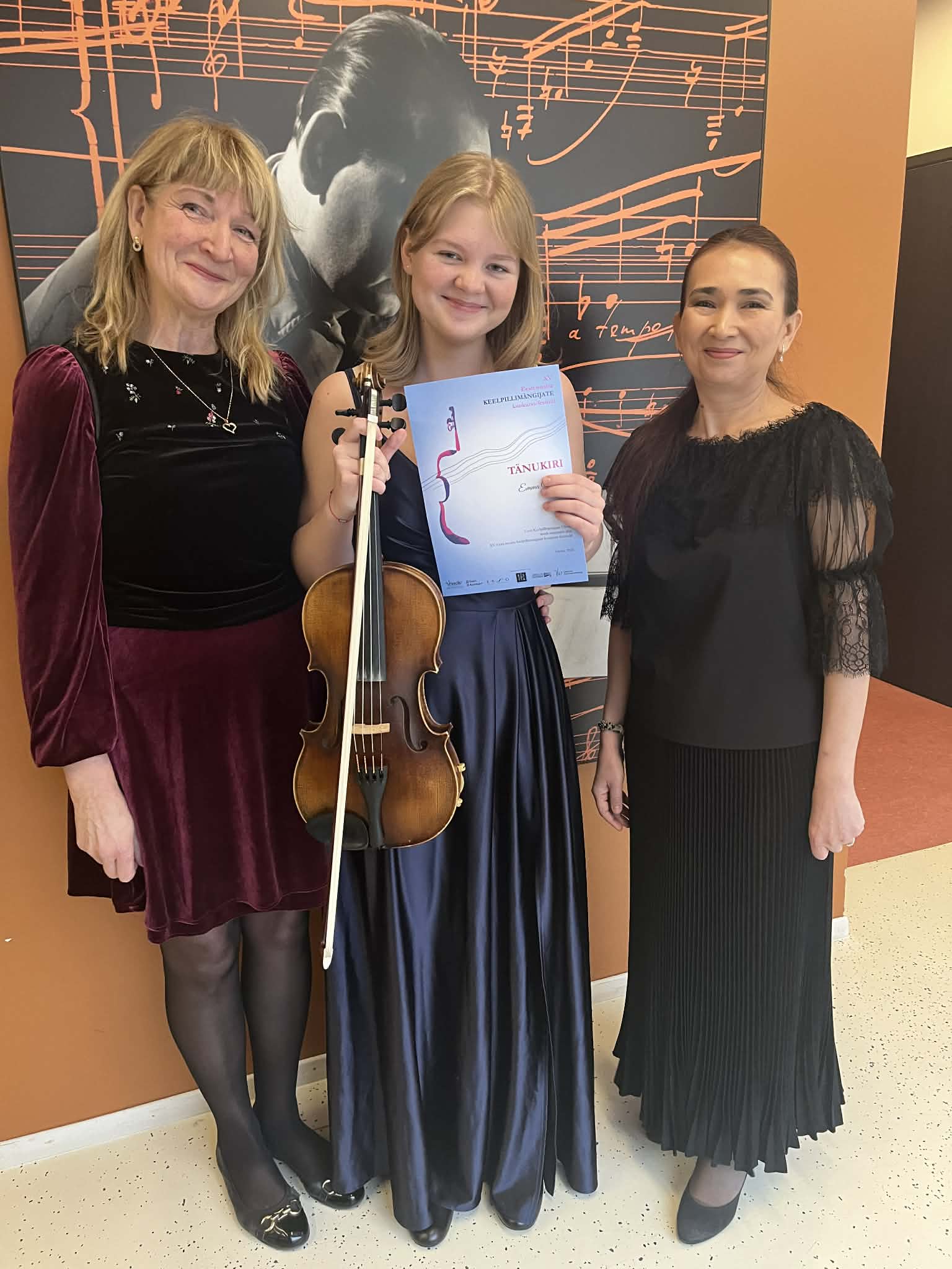 Õpetaja Hiie Taks, Emma Meidla ja kontsertmeister Anife Ablialimova. Foto erakogu