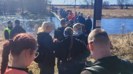 Rada kulges üle elevust tekitava Kursi rippsilla. Ületamist tuli kohati oodata pikas järjekorras. Foto Agnes Teesaar