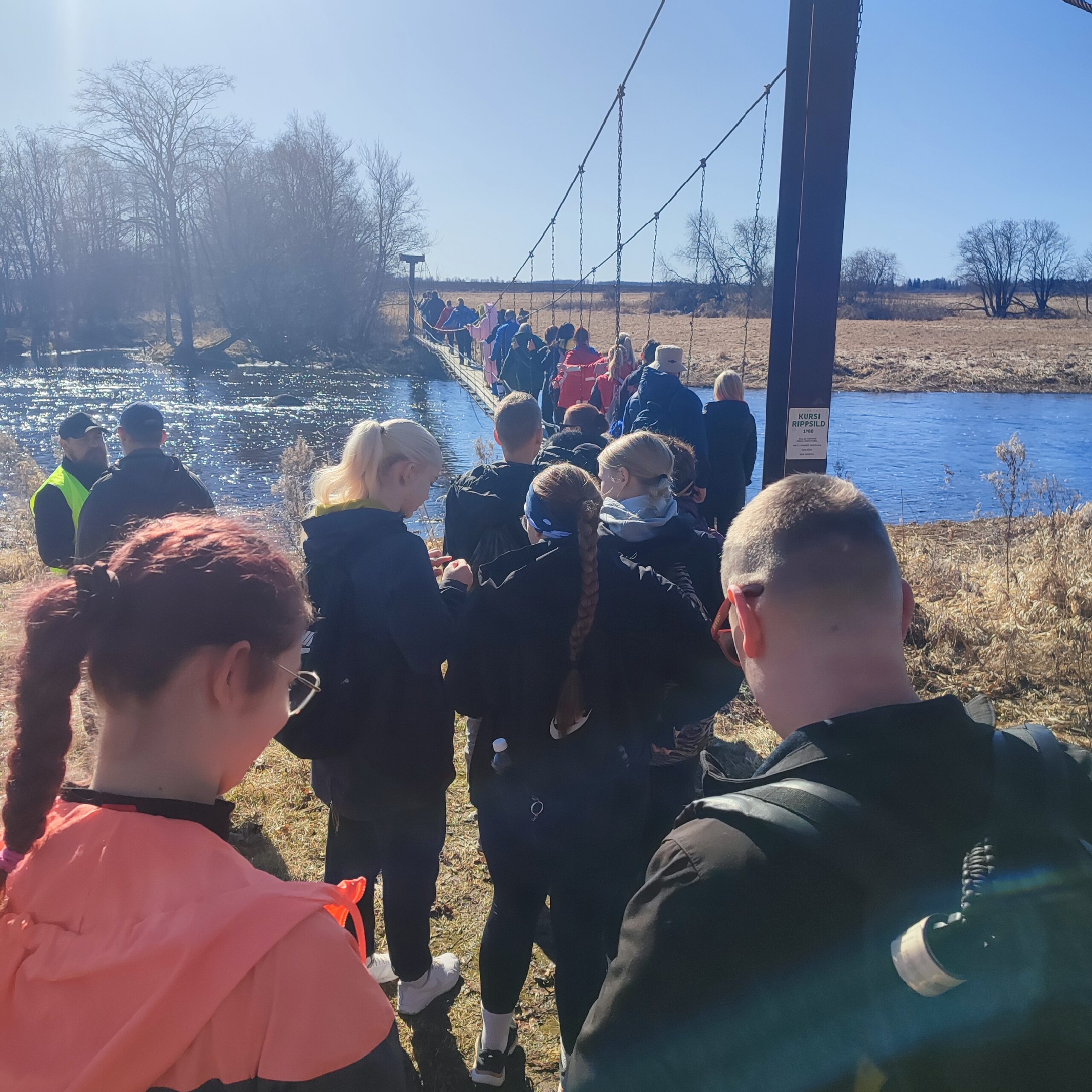 Rada kulges üle elevust tekitava Kursi rippsilla. Ületamist tuli kohati oodata pikas järjekorras. Foto Agnes Teesaar