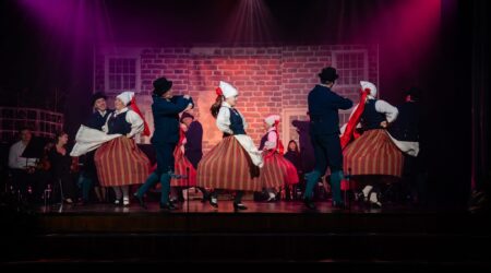 Rahvatantsurühm Tulihänd esinemas isadepäeva kontserdil. Foto Olari Pilnik/VPK