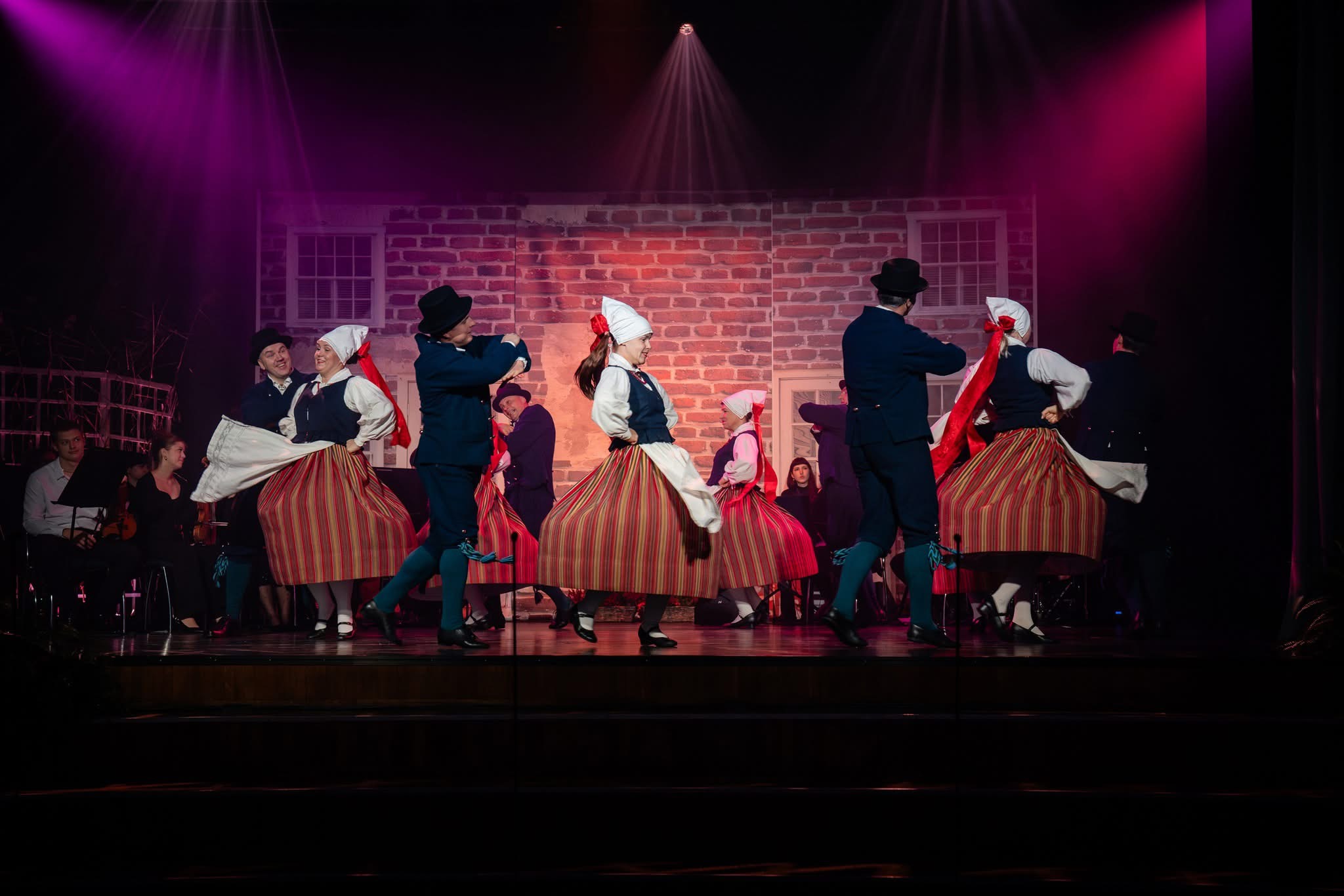 Rahvatantsurühm Tulihänd esinemas isadepäeva kontserdil. Foto Olari Pilnik/VPK