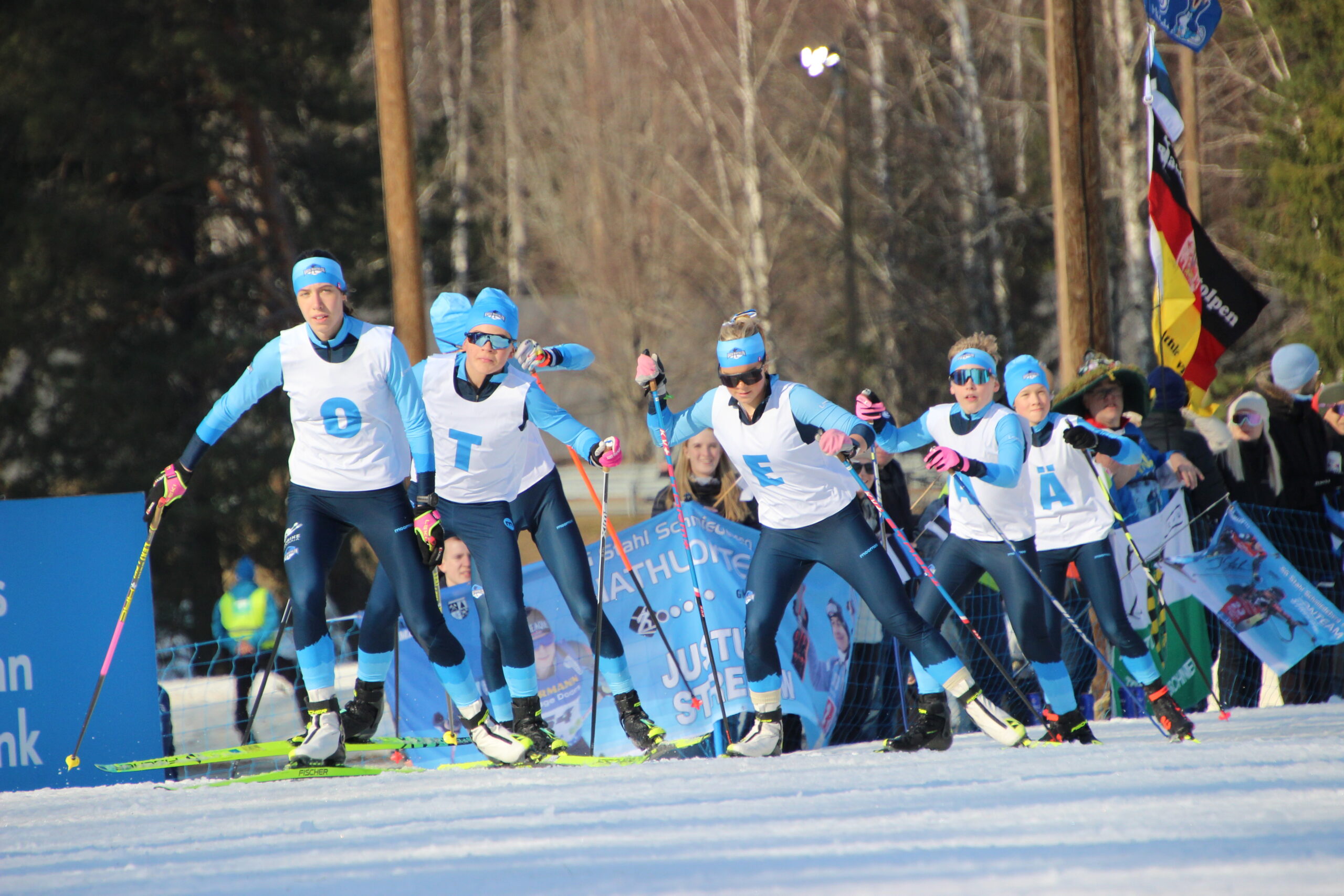 Enne starte tulid rajale ka noored suusatajad. Foto Raimo Metsamärt