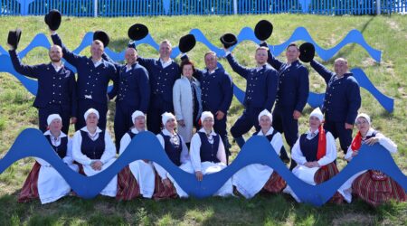 Tulihänd ja juhendaja Kaja Kivi 2025. a üldtantsupeol “Iseoma”. Foto erakogu