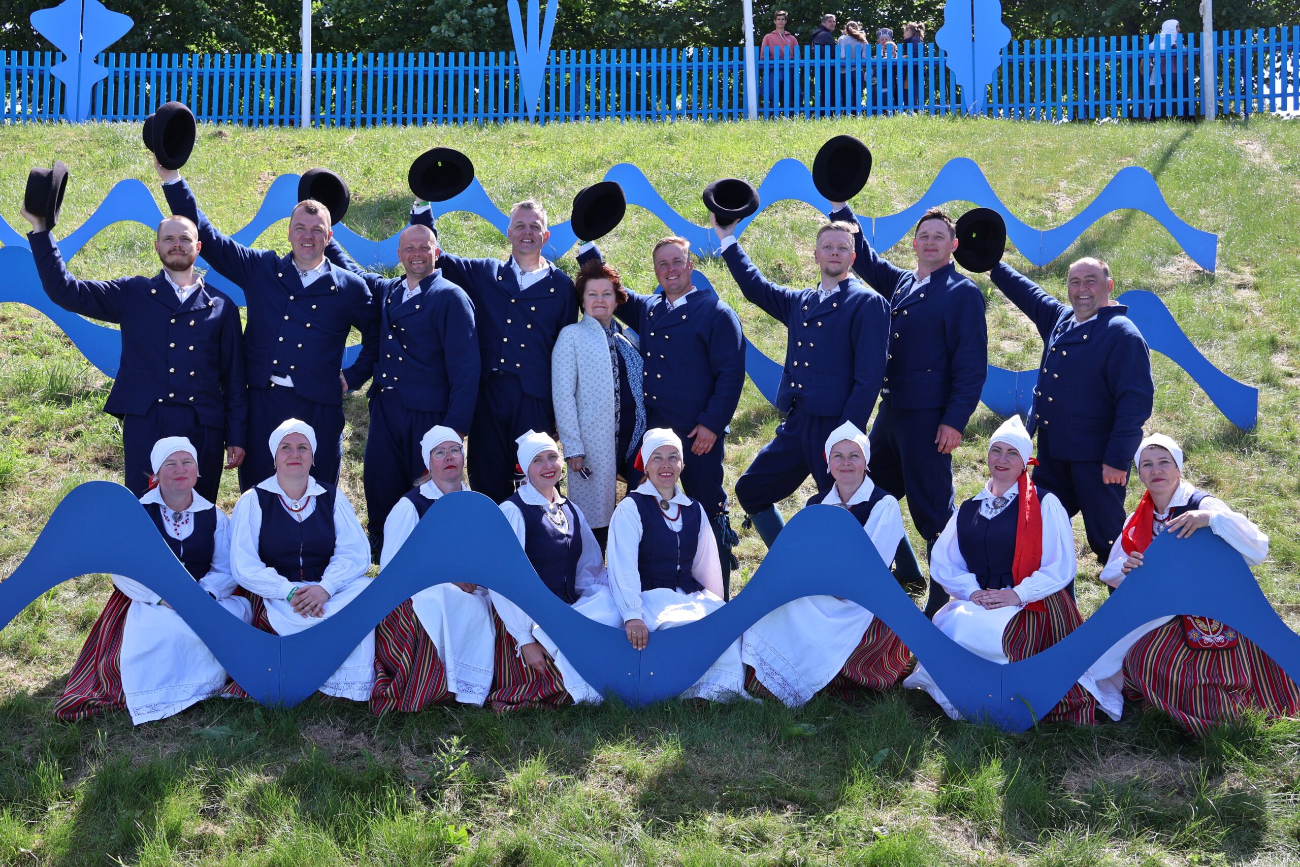 Tulihänd ja juhendaja Kaja Kivi 2025. a üldtantsupeol “Iseoma”. Foto erakogu