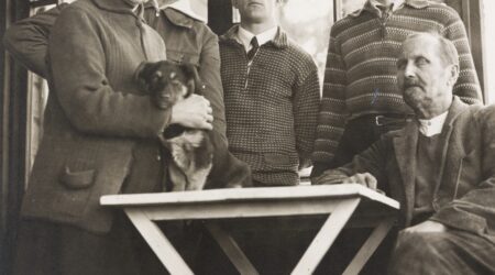 Arvid Vilms oma vanematega ja kaaslastega. Foto Eesti Rahva Muuseumist, fotograaf teadmata