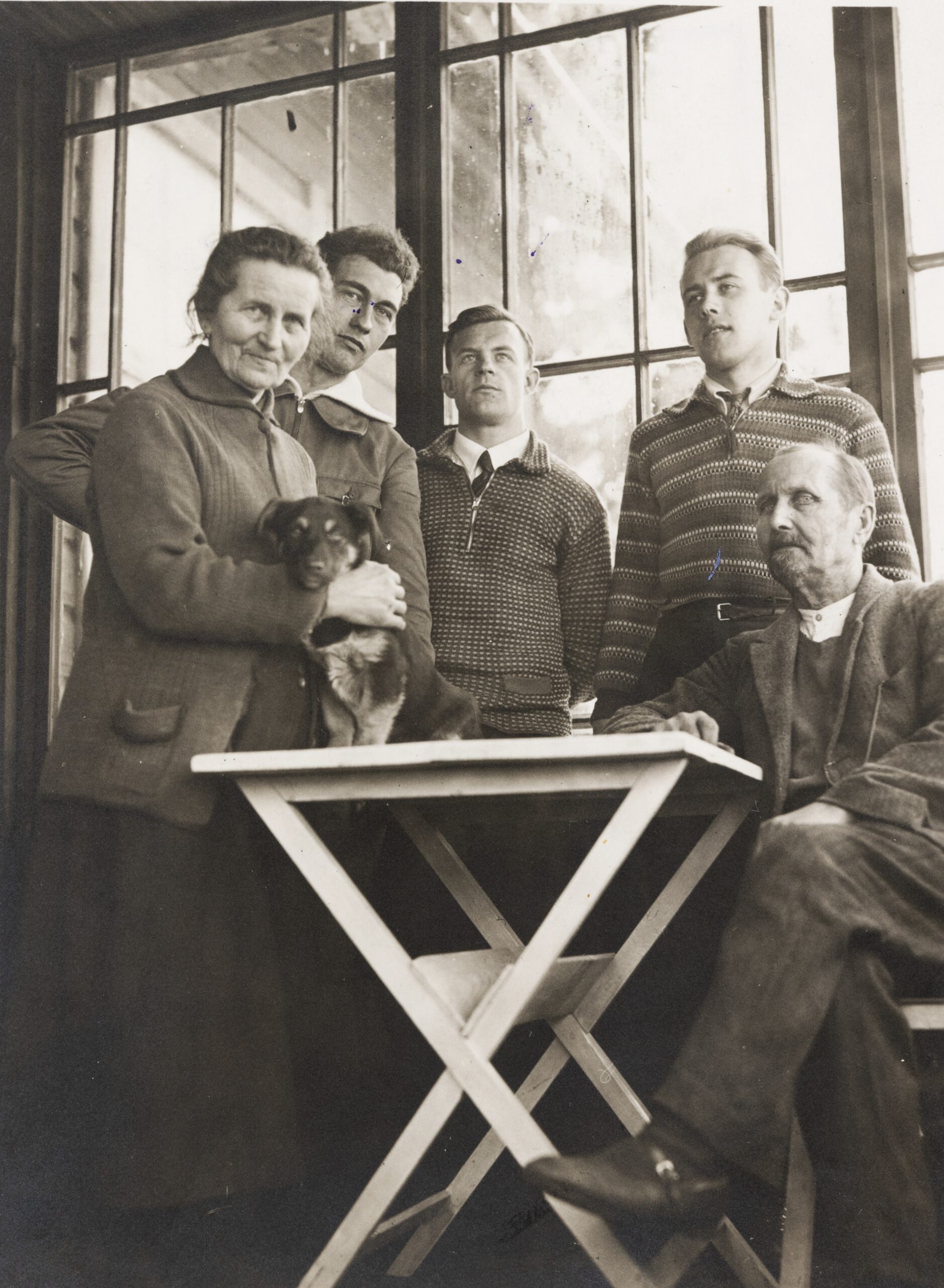 Arvid Vilms oma vanematega ja kaaslastega. Foto Eesti Rahva Muuseumist, fotograaf teadmata