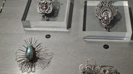 Vitriinides oli eksponeeritud eriilmelisi ehteid. Foto Raimo Metsamärt