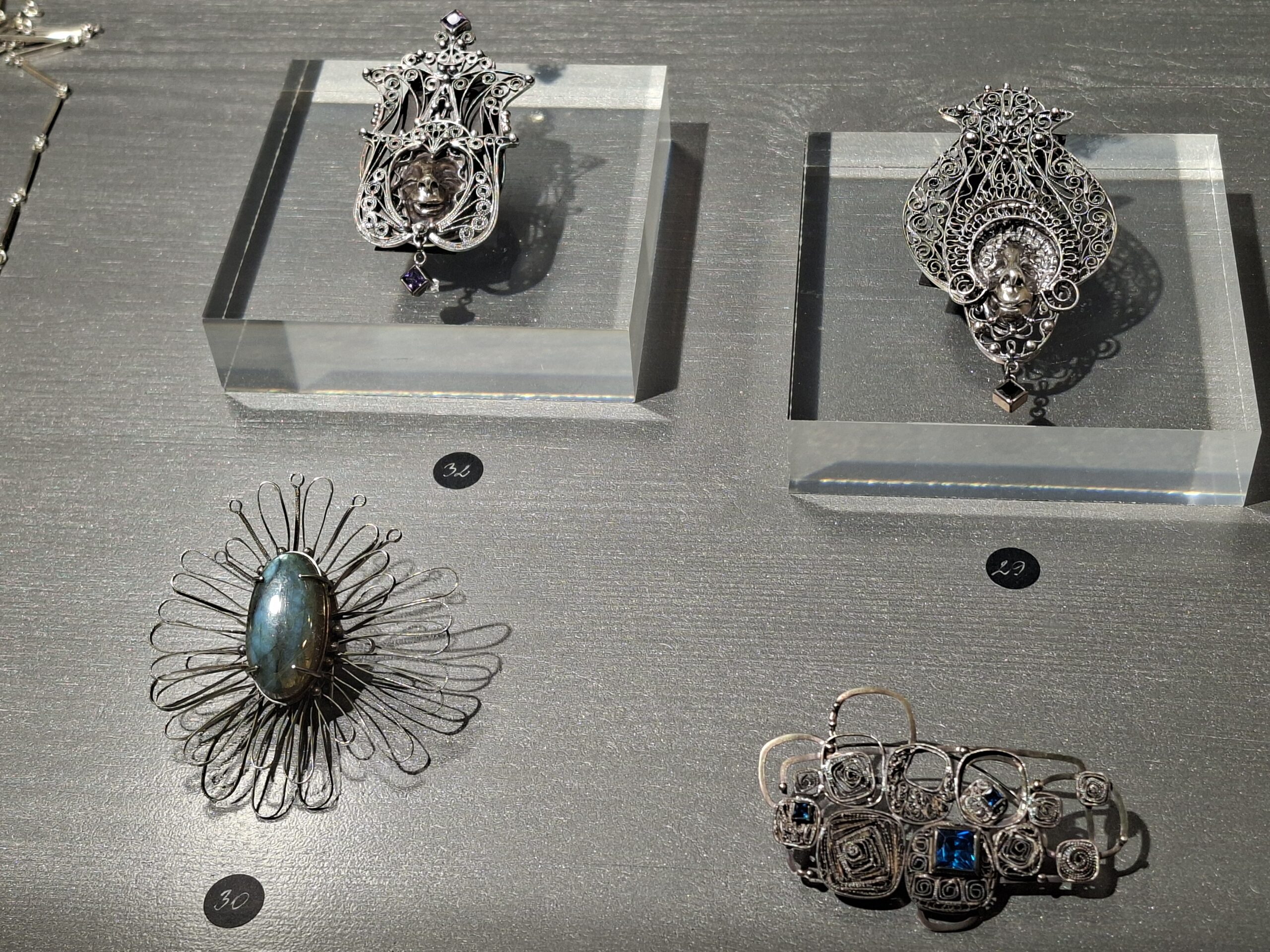 Vitriinides oli eksponeeritud eriilmelisi ehteid. Foto Raimo Metsamärt