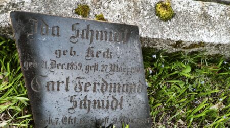 Peidus olev kiviplaat on taas loetav. Foto Eleri Tiit