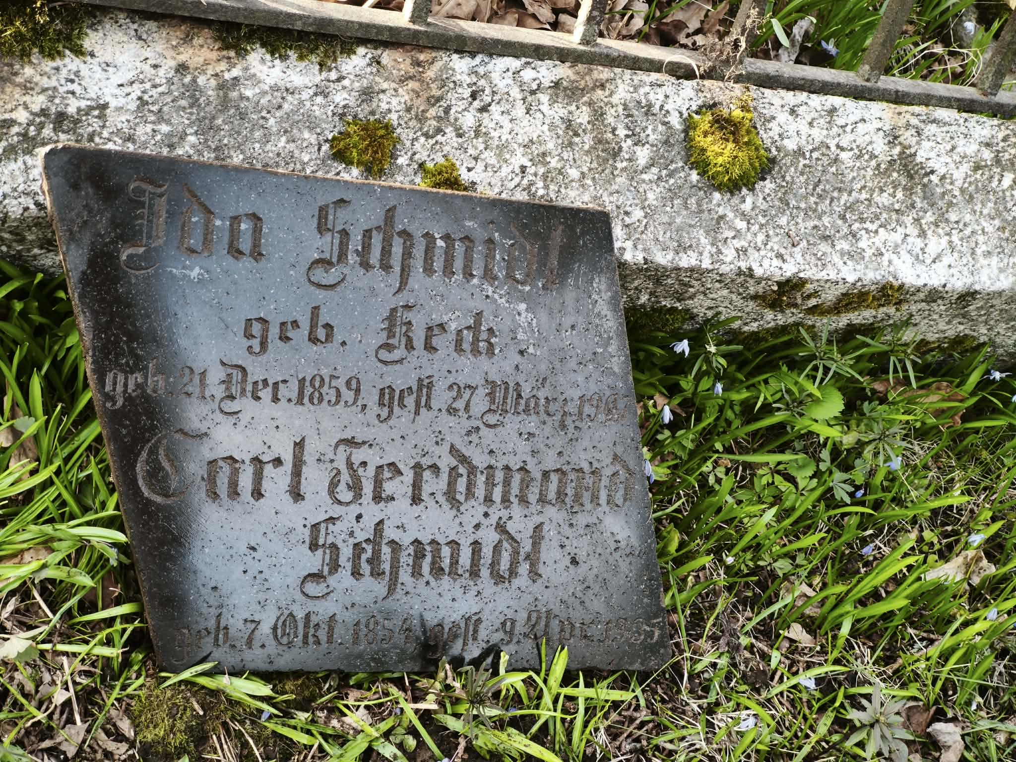 Peidus olev kiviplaat on taas loetav. Foto Eleri Tiit