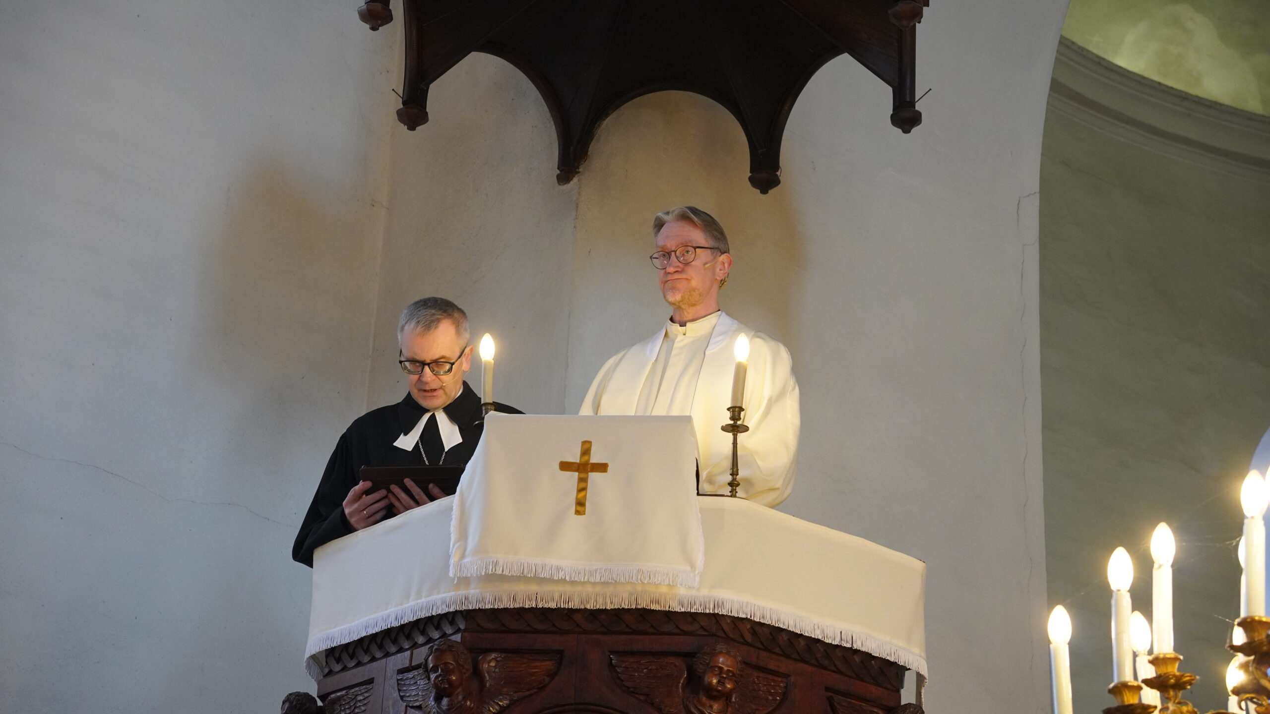 Markus Haamer ja Markku Viitala jumalateenistusel. Foto Samuel Axel Maikalu