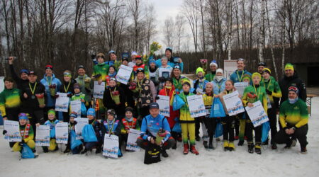 Hetked ilusast päevast (paremal). Pärast teatesõitu koguneti rõõmsat ühispilti tegema. Foto Raimo Metsamärt
