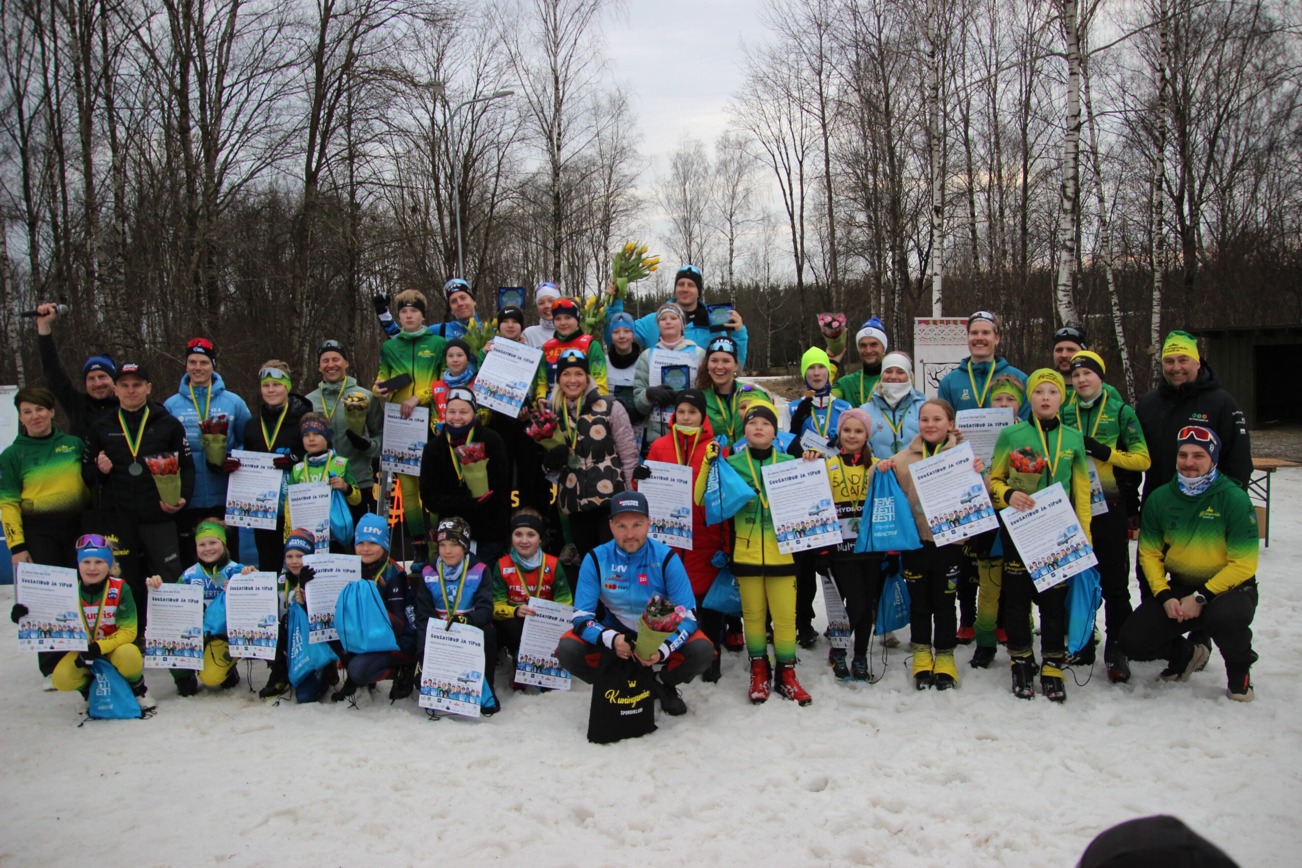 Hetked ilusast päevast (paremal). Pärast teatesõitu koguneti rõõmsat ühispilti tegema. Foto Raimo Metsamärt
