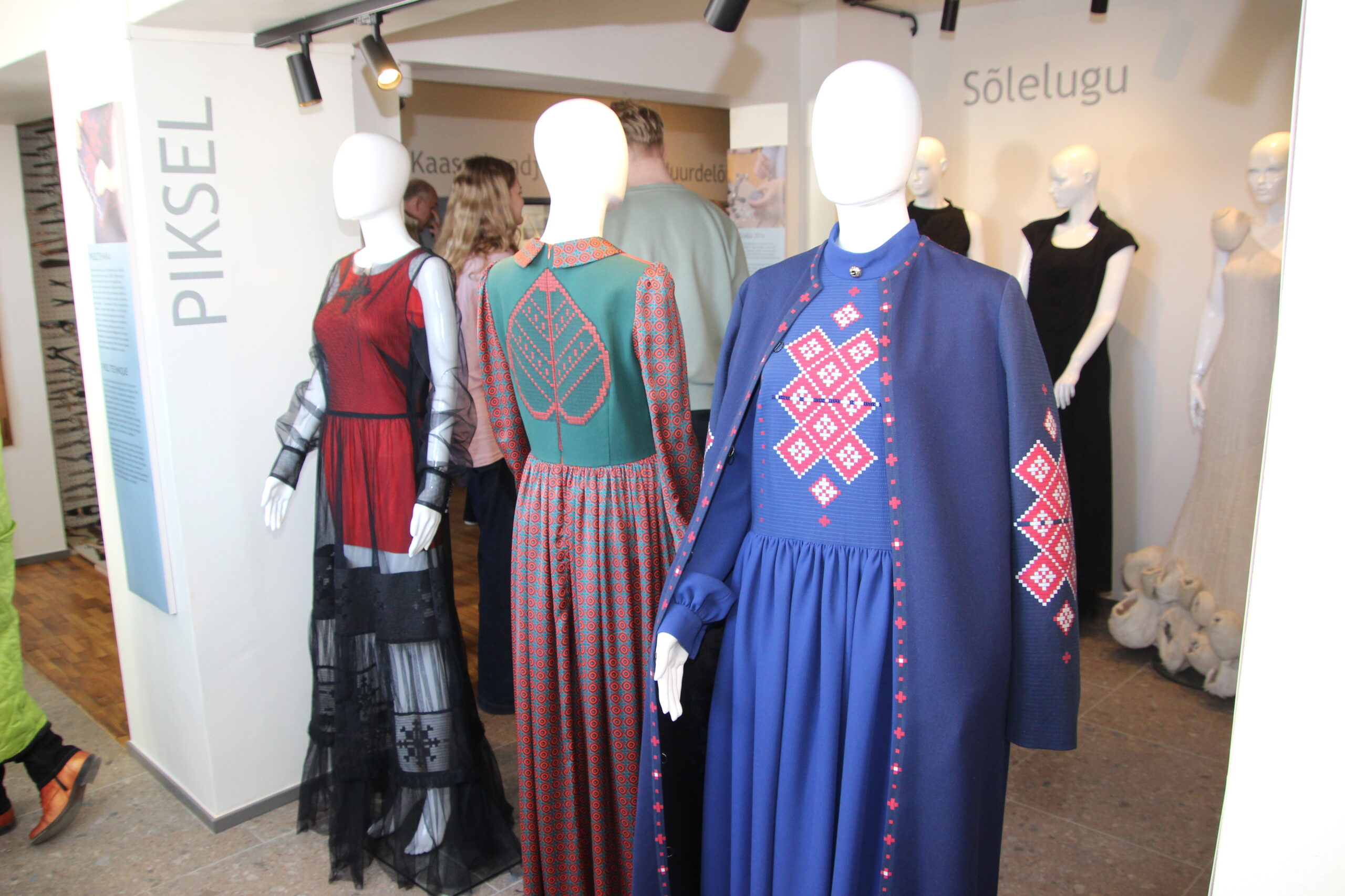 Näitusel oli eksponeeritud erinev valik Katre Arula loomingut. Foto Raimo Metsamärt