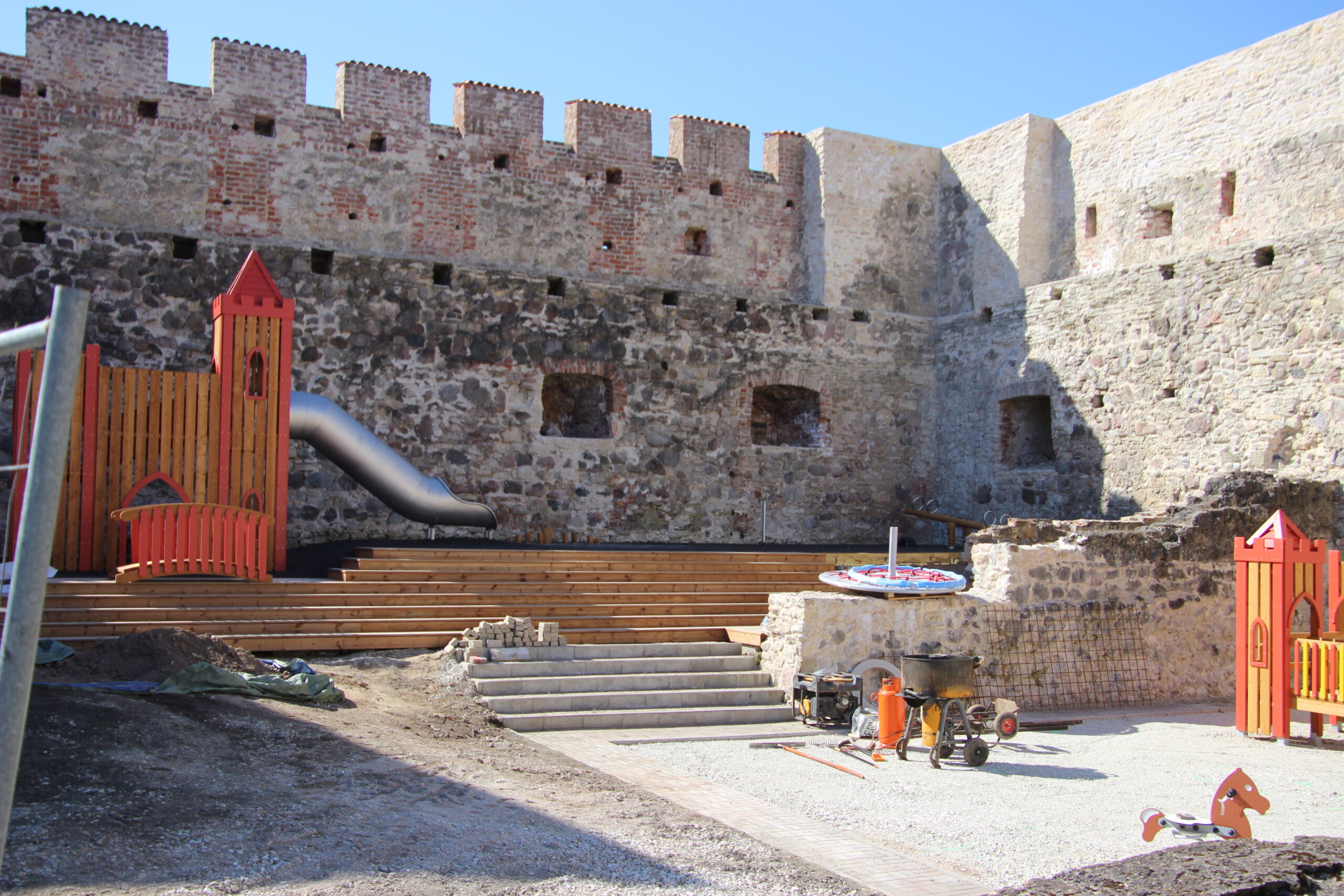 Lapsi rõõmustab peagi uus mänguväljak. Foto Raimo Metsamärt