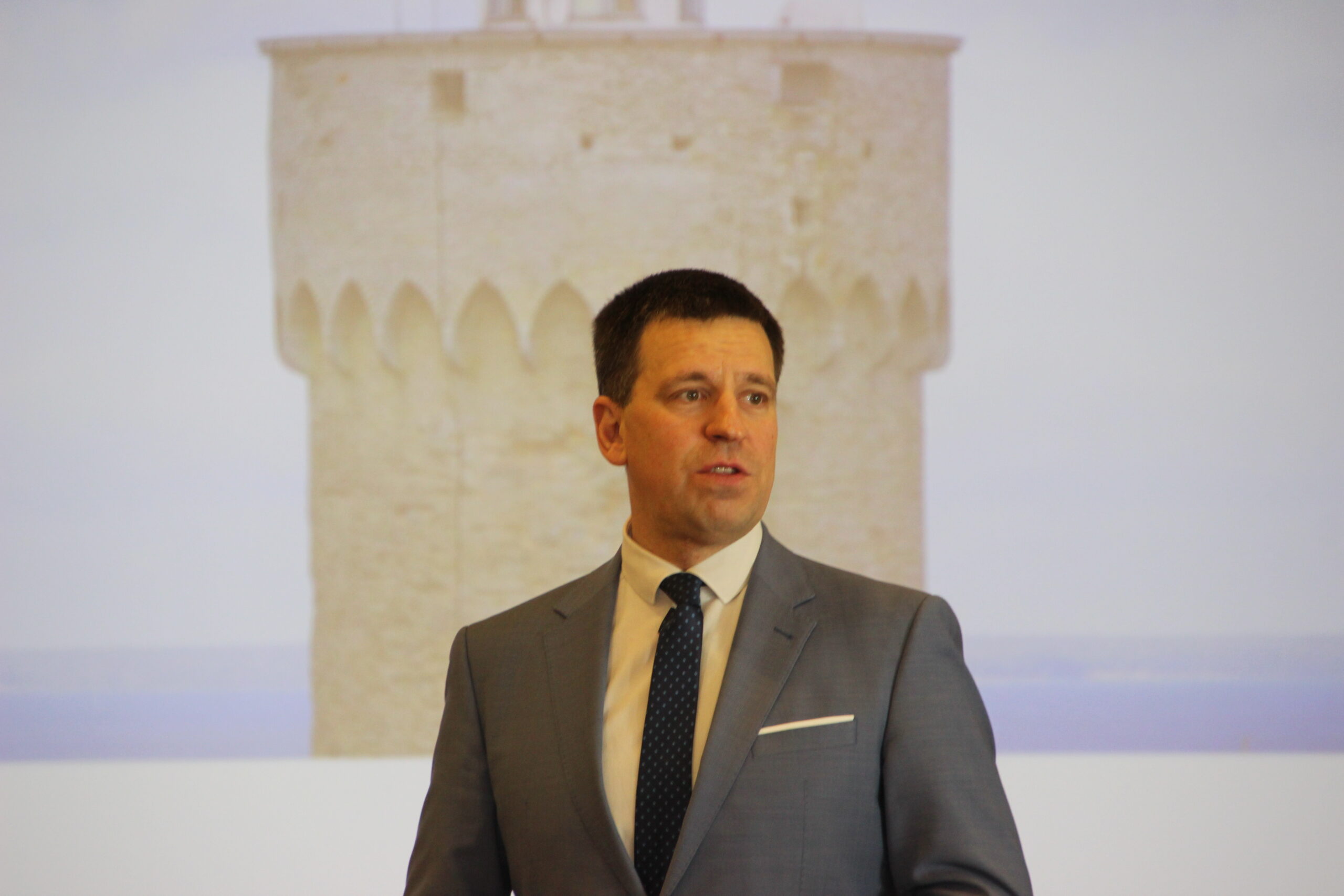 Jüri Ratas õpilaste küsimustele vastamas. Foto Raimo Metsamärt
