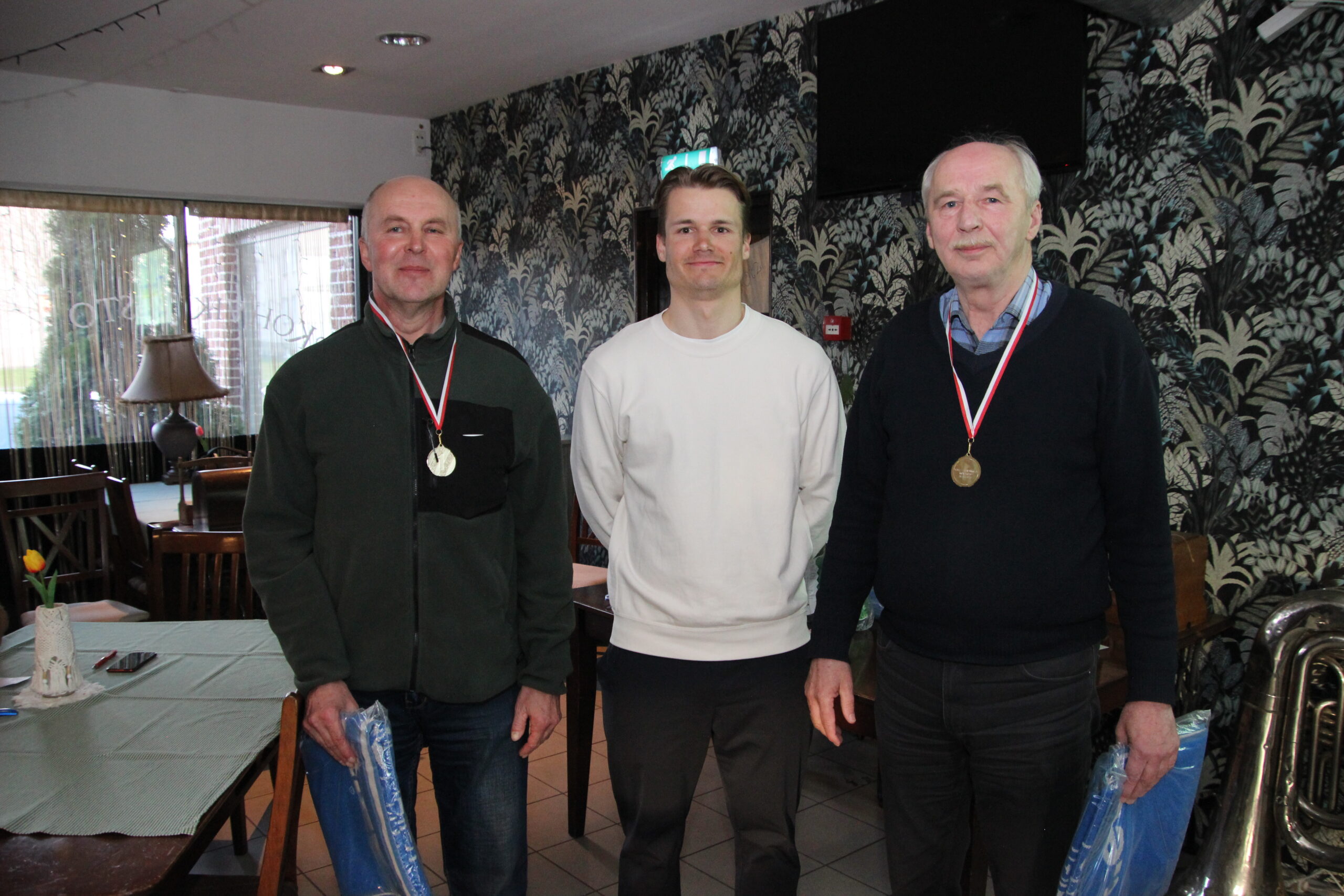 Võitjatele andis auhinna üle Marten Liiv. Foto Raimo Metsamärt