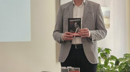 Toivo Tänavsuu oma raamatut tutvustamas. Foto Viivika Lepp