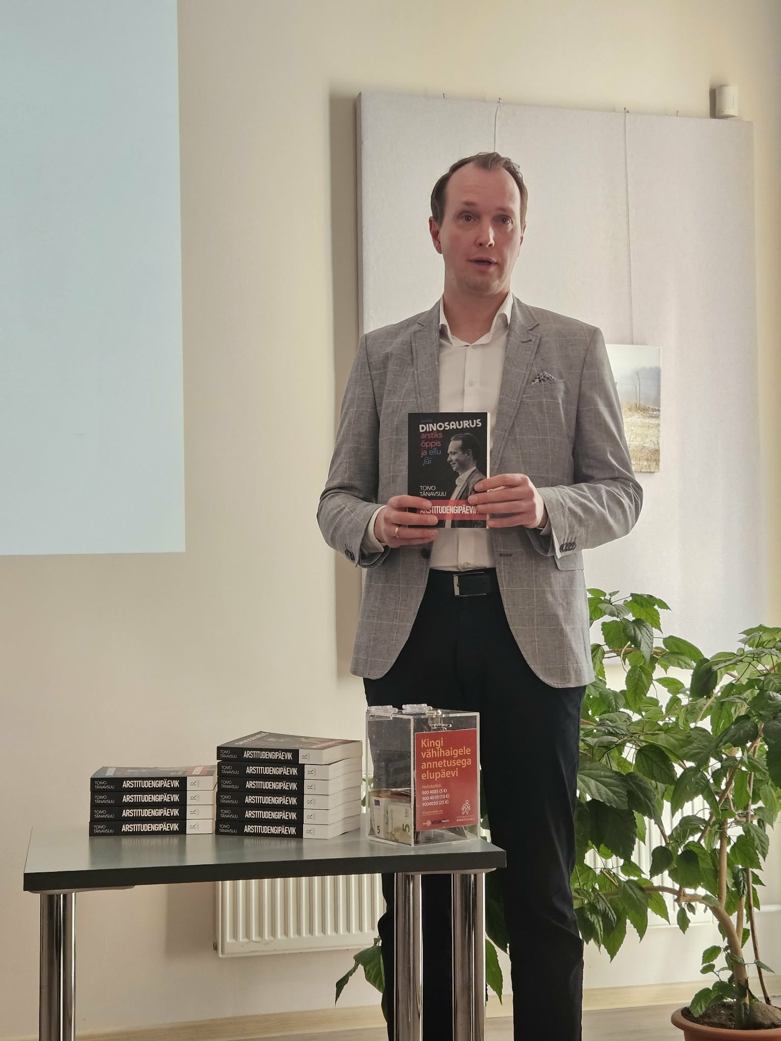 Toivo Tänavsuu oma raamatut tutvustamas. Foto Viivika Lepp