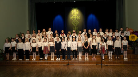 1. ja 2. klassi mudilaskoori laululapsed esitamas laulu „Jõgi voolab”. Foto Riina Sitsmann