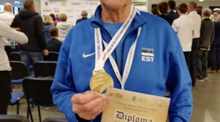 Juhan Tennasilm kuldmedaliga. Foto erakogu