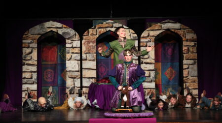 MiniKungla etendusel oli vaeva nähtud nii dekoratsioonide kui kostüümidega. Foto Ellar Sügiste