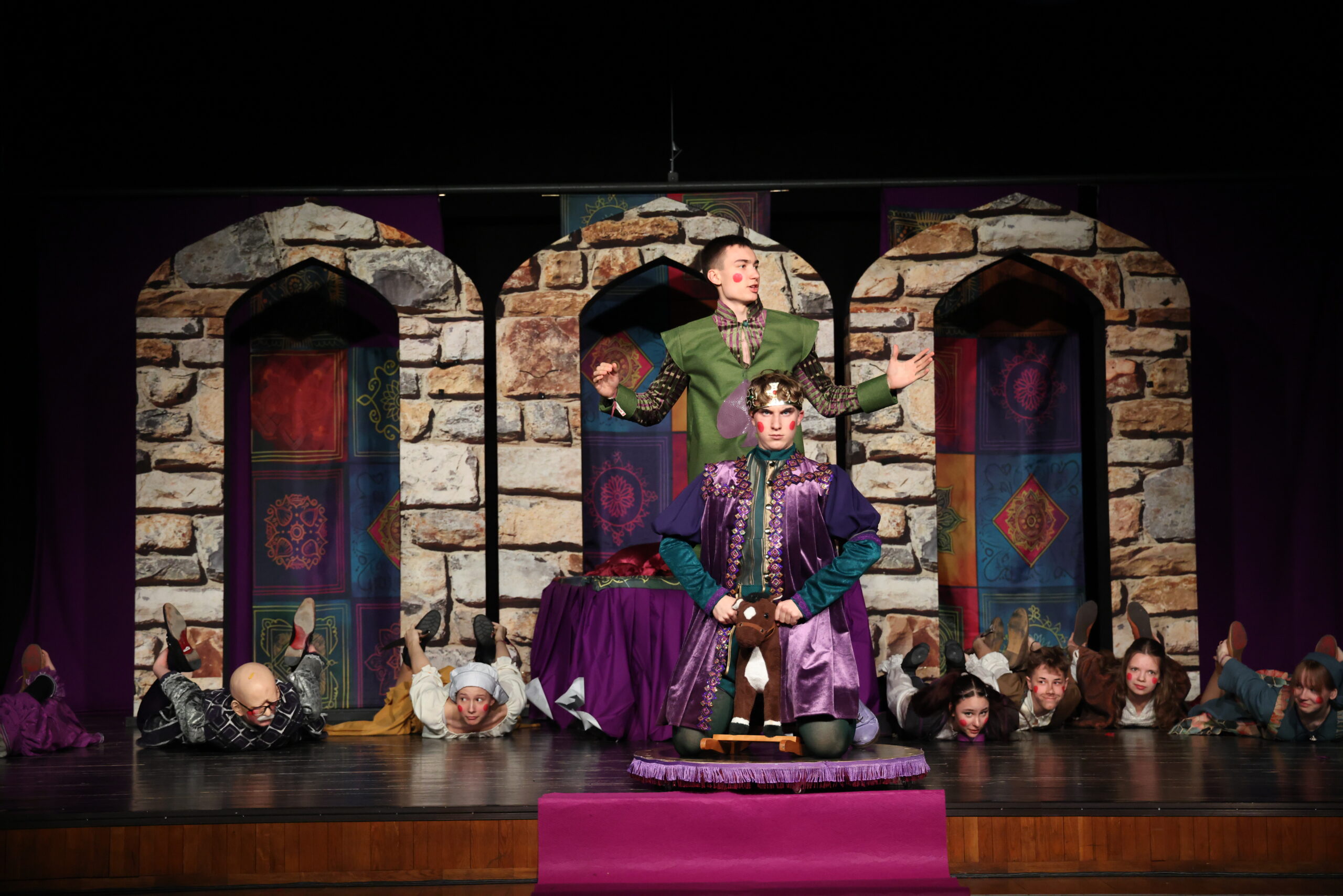 MiniKungla etendusel oli vaeva nähtud nii dekoratsioonide kui kostüümidega. Foto Ellar Sügiste