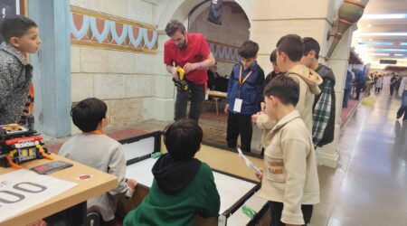 Noored insenerid ootavad Tuneesias Klotsilahingu areenil oma sõidukorda, Vallo Põldaru robotit parandamas (keskel). Foto Klotsilahing