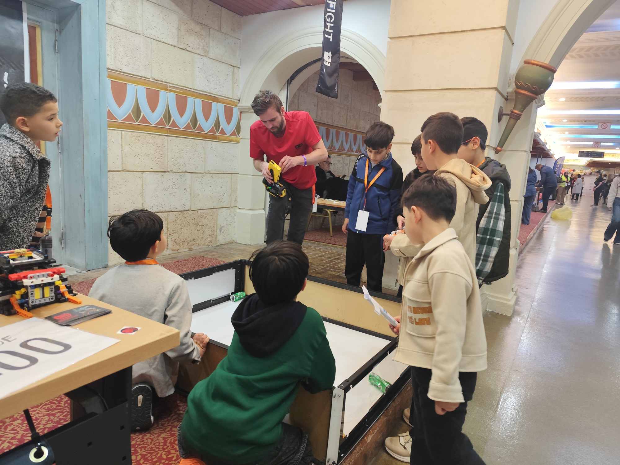 Noored insenerid ootavad Tuneesias Klotsilahingu areenil oma sõidukorda, Vallo Põldaru robotit parandamas (keskel). Foto Klotsilahing