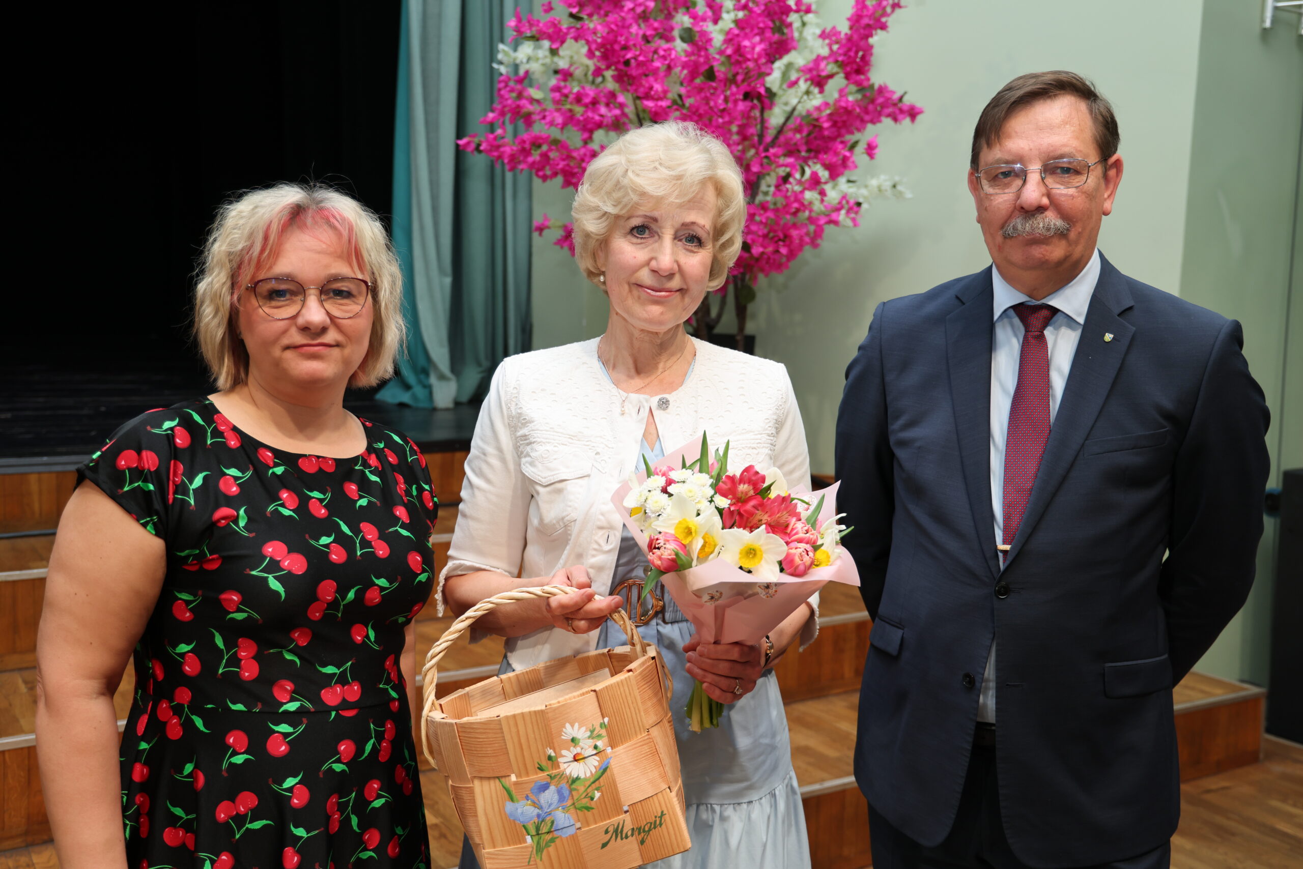 JAEKi juhataja Aive Tamm, nominent Margit Haamer ja Põltsamaa vallavanem Taavi Aas.Foto Ellar Sügiste