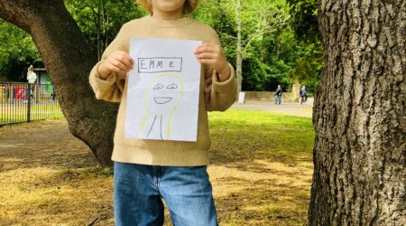 Enda tehtud joonistus teeb emale alati rõõmu. Foto Diana Luik