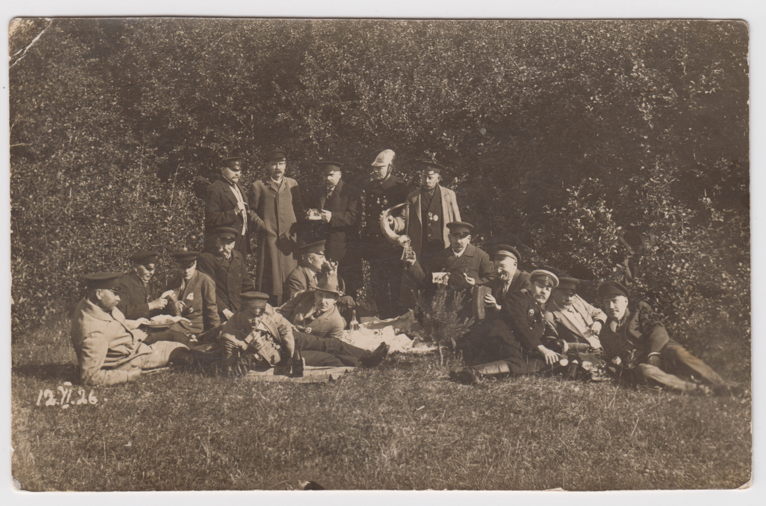 Põltsamaa tuletõrjujad pikniku pidamas, 12. juuni 1926. Foto: Martin Kangur