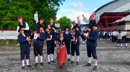 Rõõmsad tantsijad tantsupeol. Foto erakogu