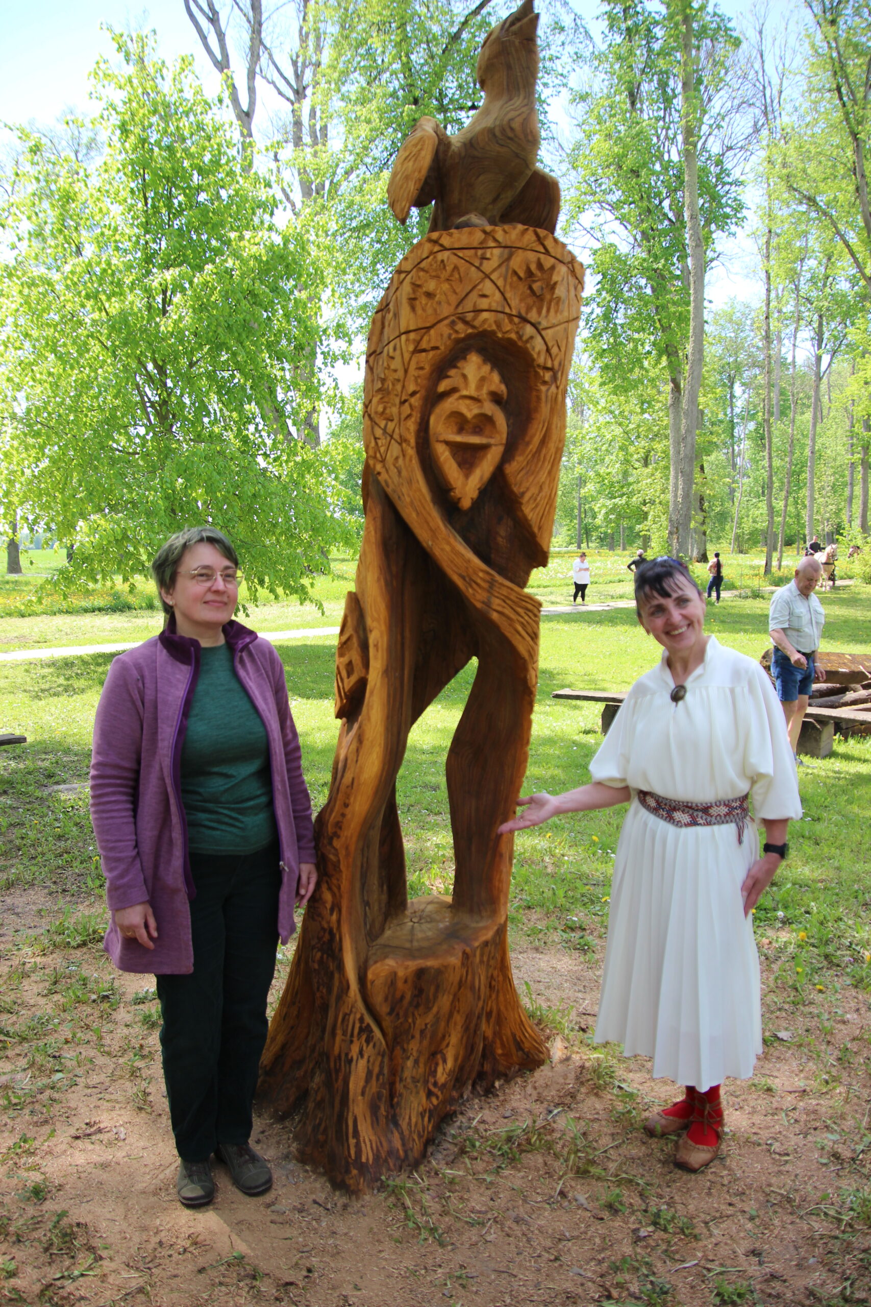 Anni Käärst ja Maia Lepiste uhiuue puukuju juures. Foto Raimo Metsamärt