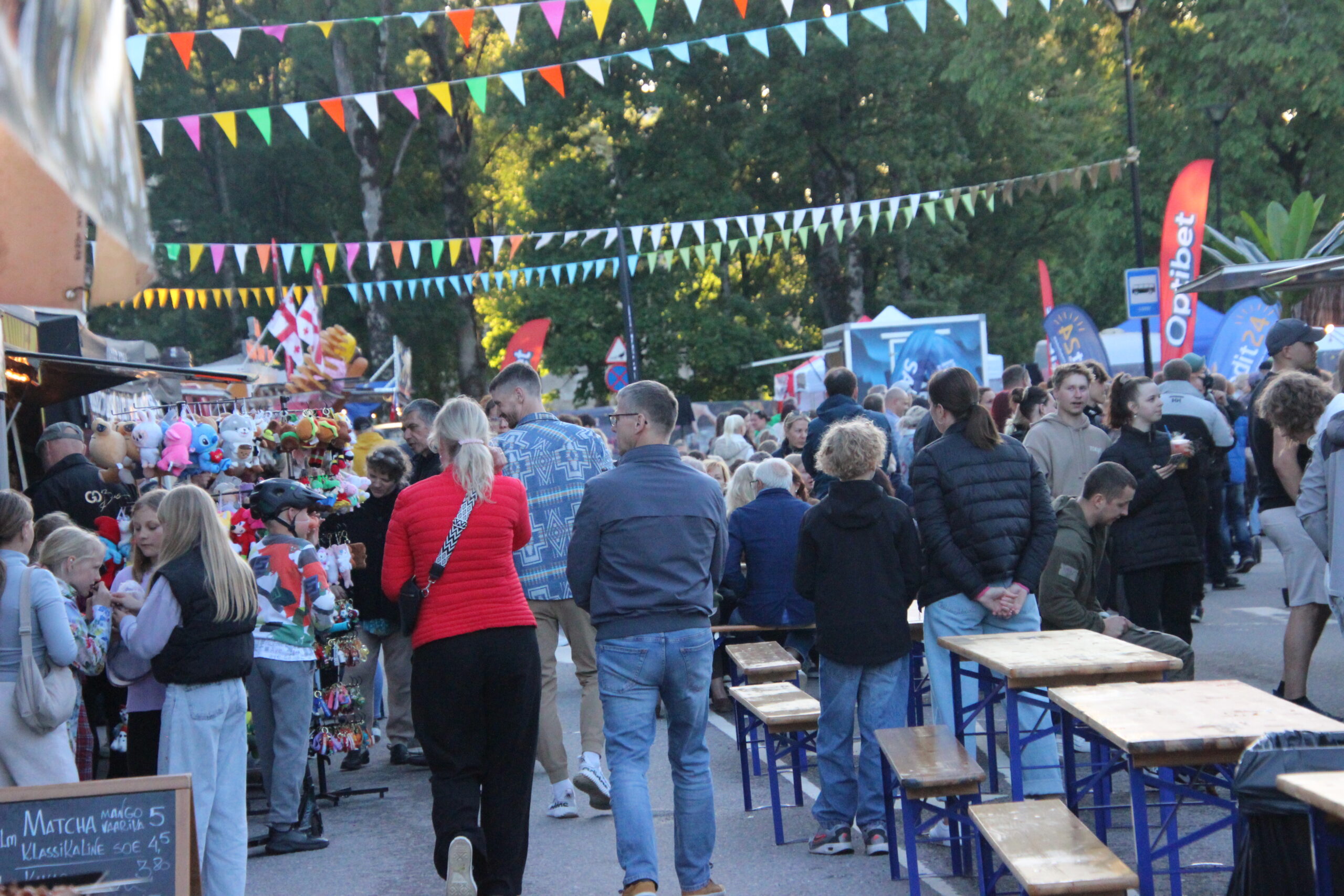 Toidutänaval oli kogu aeg rahvarohke.Foto Raimo Metsamärt