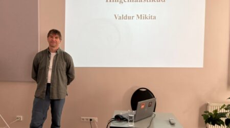 Valdur Mikita oma mõtisklustest rääkimas. Foto Viivika Lepp