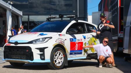 Isabel koos eelmise aasta rallivõitja Oliver Solbergiga. Foto Toyota Eesti