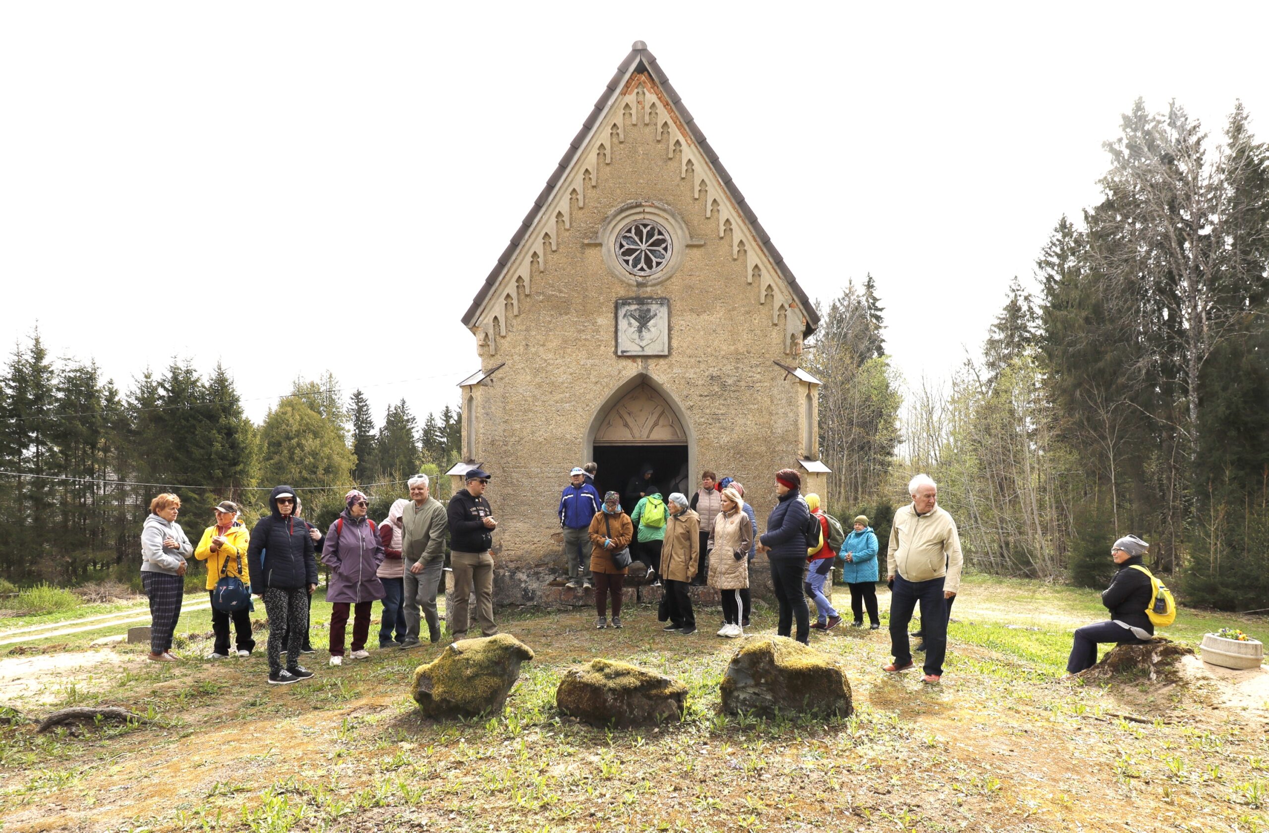 Retkelised on jõudnud Pärnassaare kalmistu juurde. Foto erakogu