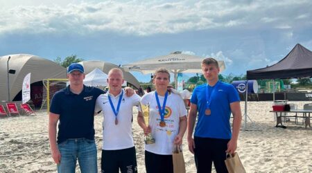 Treener Aimar Andruse ja SK Nipi võistkond. Foto erakogu