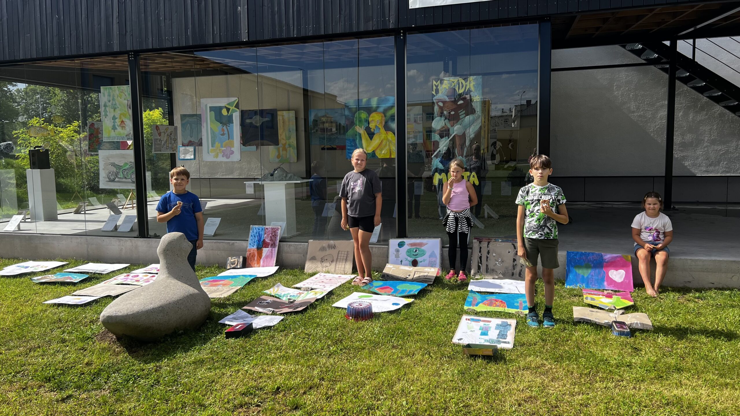 Väikesed kunstnikud oma töödega. Foto Gerli Räni