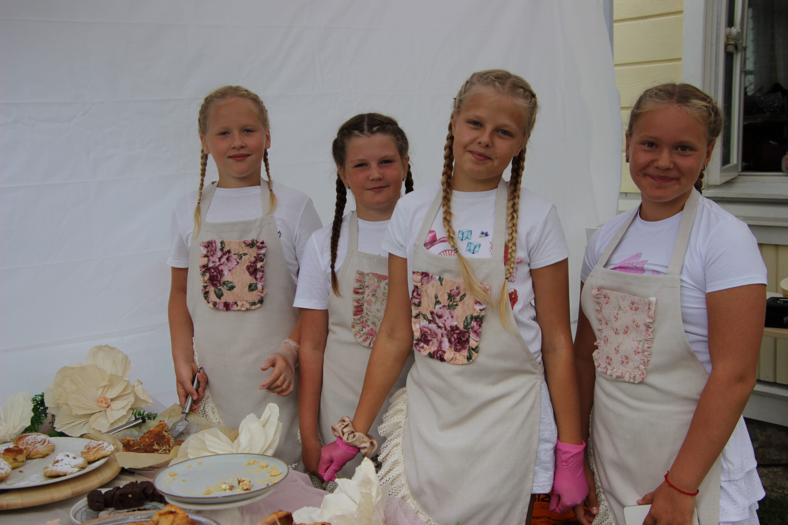 Saara, Eleonor, Heliise ja Kristelle olid väga tublid ja teenindasid Nurme tänava kohviku külastajaid alati kiiresti ja rõõmsal meelel. Foto Raimo Metsamärt