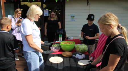 Ka gümnaasiumi direktor Annela Ojaste oli koos õpilastega maitsvaid ampse valmistamas. Ratta sadulas saab sõnamängu lahendada või ka niisama lugeda. Foto Raimo Metsamärt
