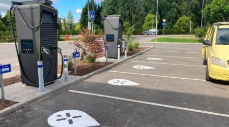 Ülikiirlaadijad Decora juures. Foto Ignitis Eesti